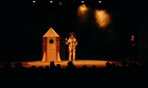 Diversão em Cena apresenta o espetáculo infantil “Fora de Órbita” em Resende e Barra Mansa